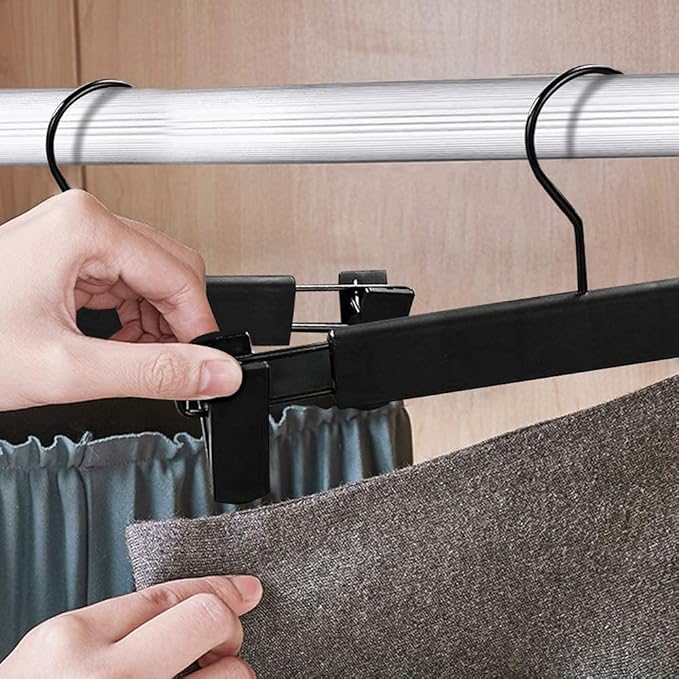 30 Pack Skirt Hangers，Pants Hangers with Clips，360 ° Swivel Hooks Space Saving Hangers for Pants, Skirts, Clothes, Jeans, Black